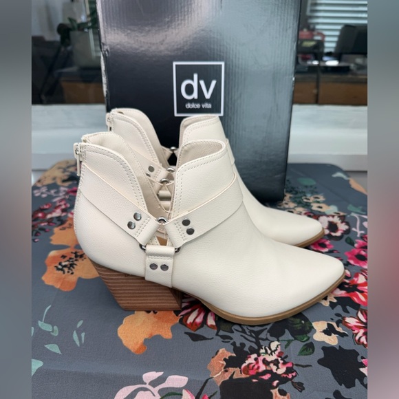 DV by Dolce Vita Shoes - 💙DV Dolce Vita Women's Kramer Ankle Boot